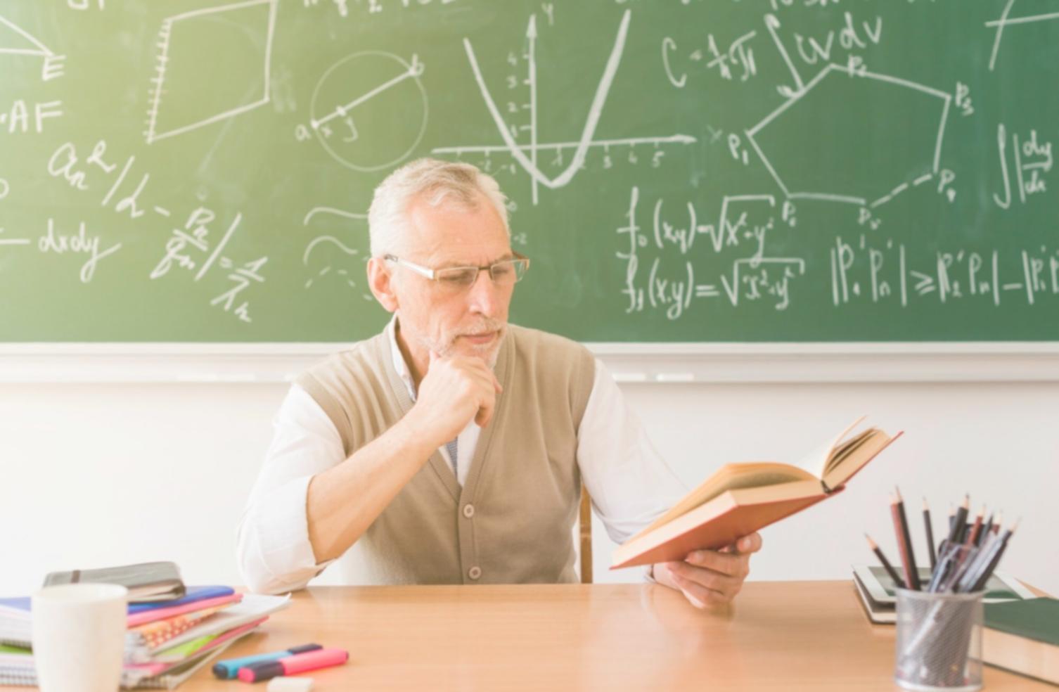 Modernes Bürogebäude mit Glasfassade in ruhiger Umgebung