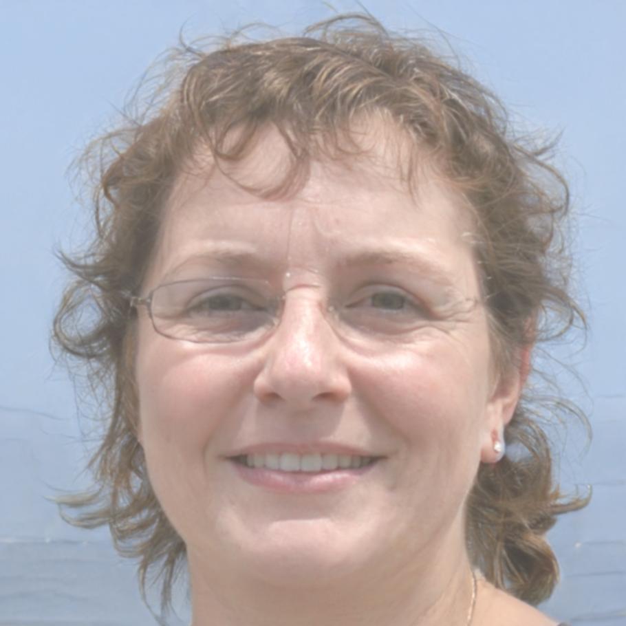 Porträt einer lächelnden Frau mit professionellem Erscheinungsbild